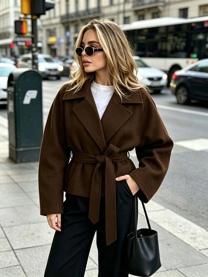 Veste courte femme effet drap ceinturée à revers - Calina