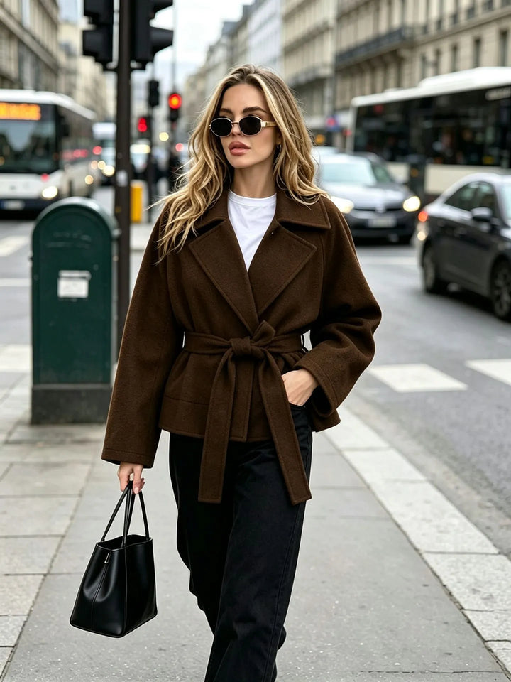 Veste courte femme effet drap ceinturée à revers - Calina