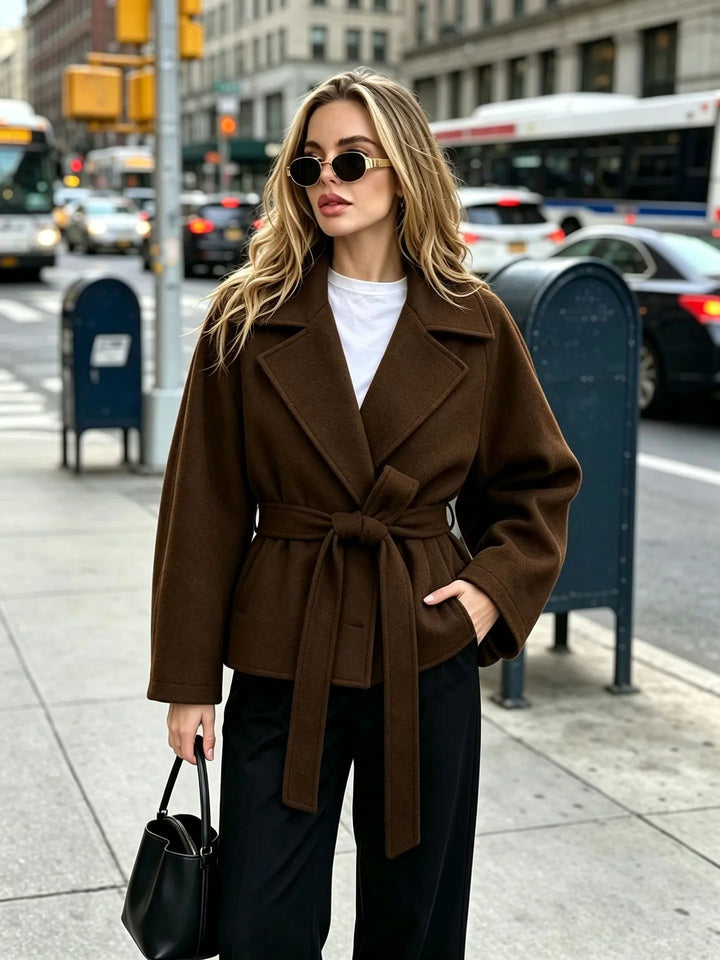 Veste courte femme effet drap ceinturée à revers - Calina