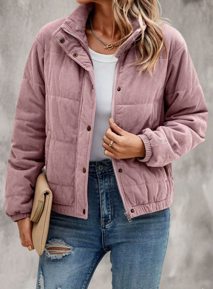 Veste courte matelassée à col roulé pour femmes avec texture côtelée - Svala