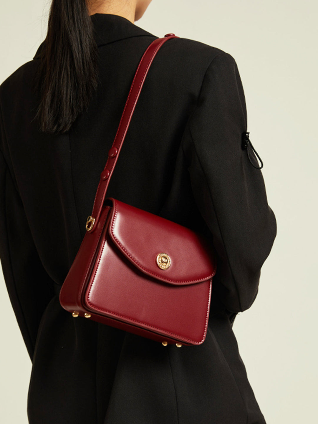 Sac à main pour femme avec rabat et finition élégante
