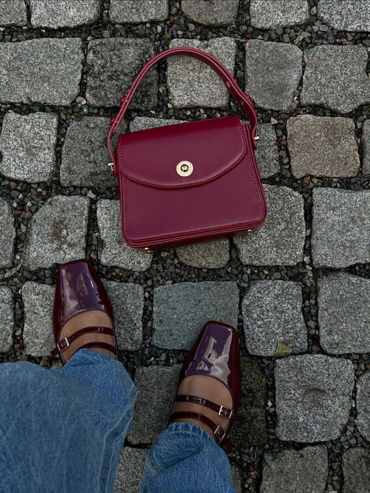 Sac à main pour femme avec rabat et finition élégante
