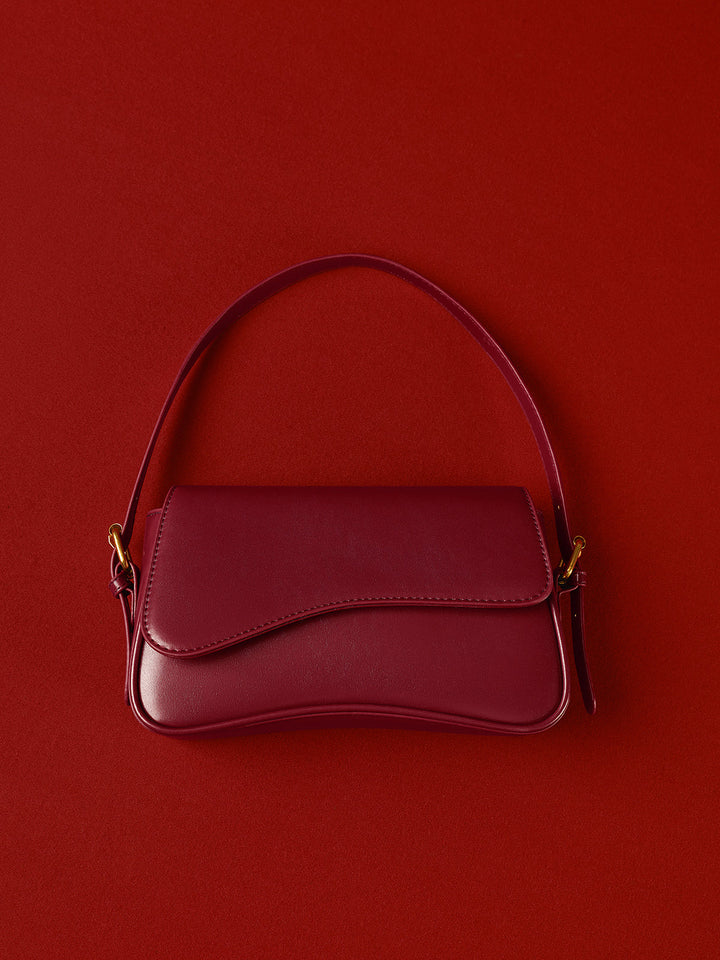 Sac à bandoulière pour femmes avec lignes douces et rabat