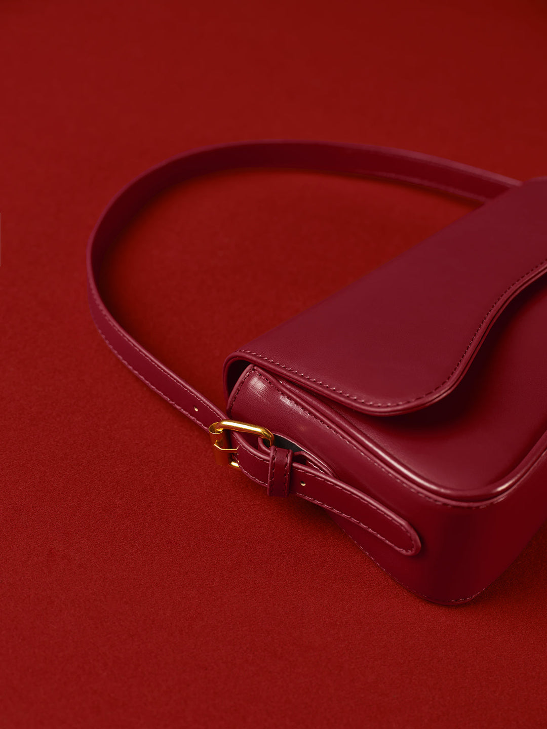 Sac à bandoulière pour femmes avec lignes douces et rabat