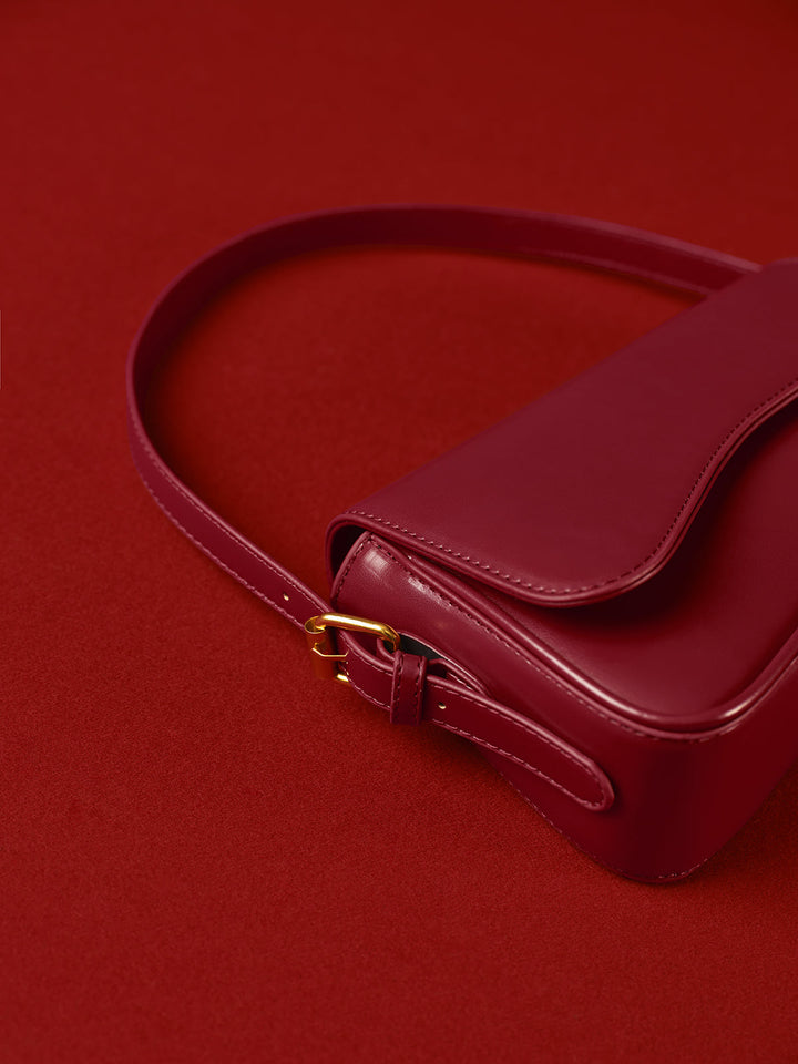 Sac à bandoulière pour femmes avec lignes douces et rabat