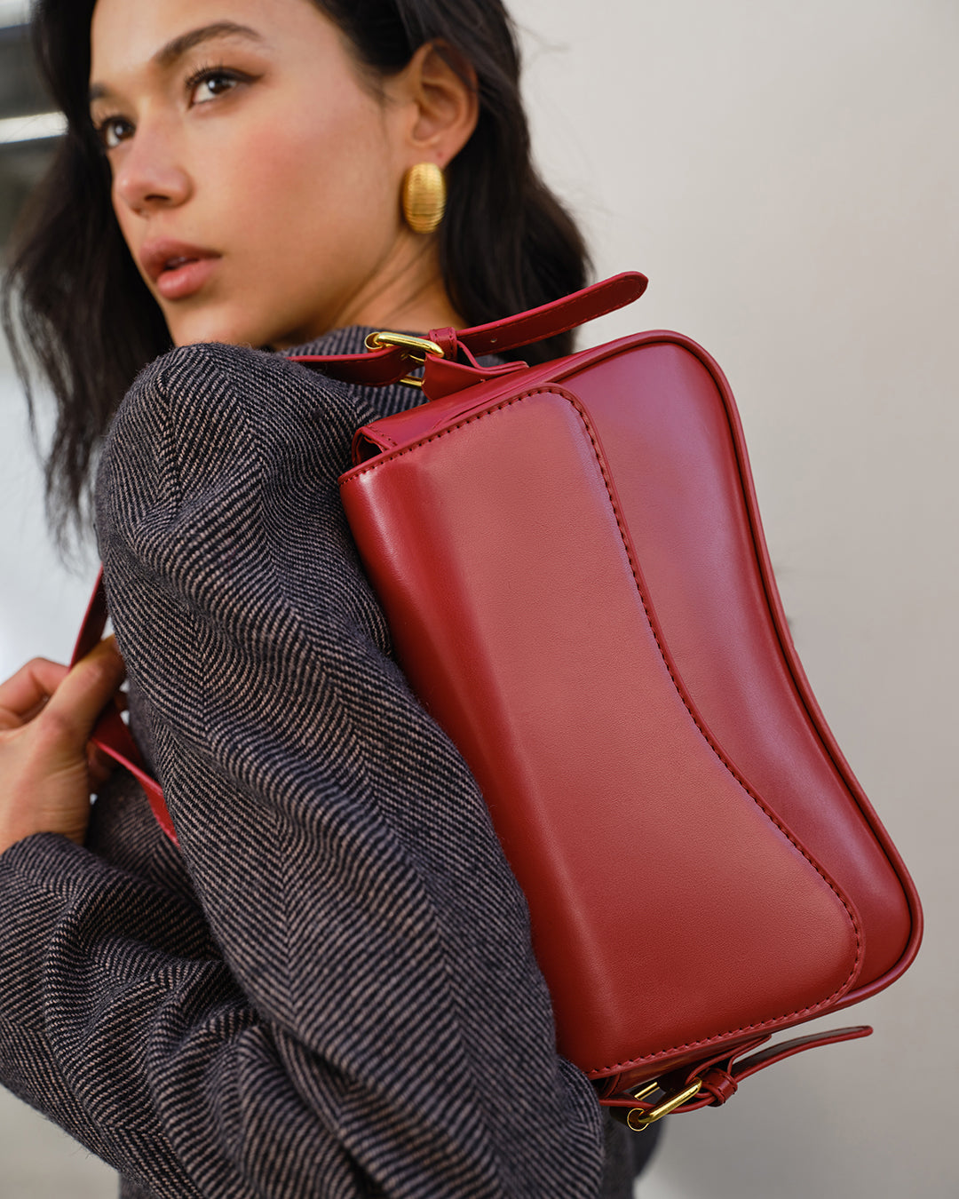 Sac à bandoulière pour femmes avec lignes douces et rabat