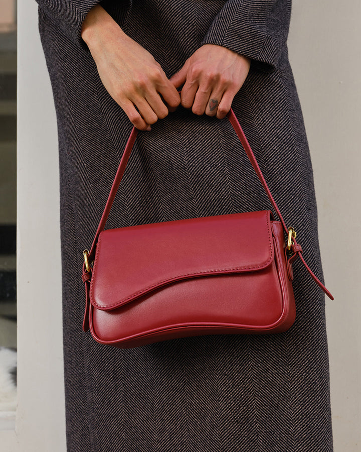 Sac à bandoulière pour femmes avec lignes douces et rabat