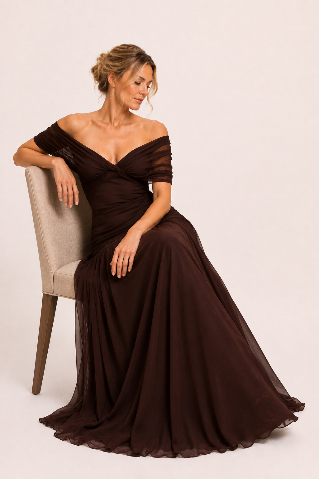 Robe longue froncée pour femme, avec décolleté en V et épaules dénudées - Marita