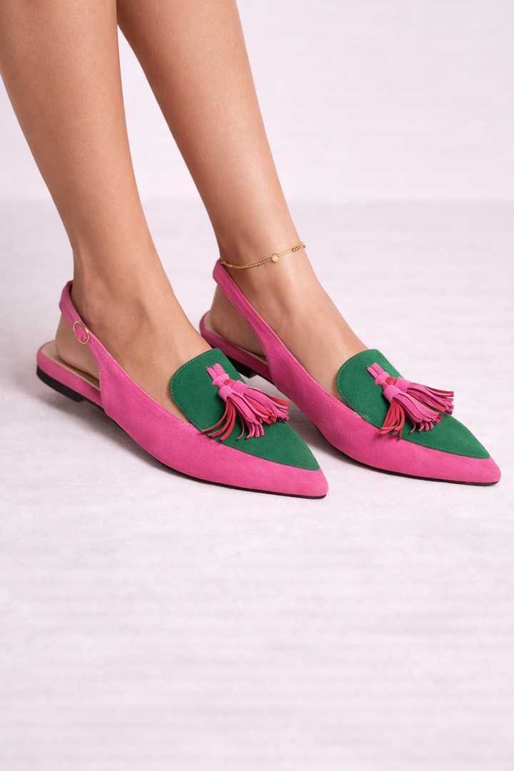 Chaussures plates pour femmes avec talon ouvert et pompon décoratif - Amaya