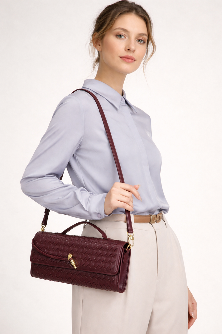 Sac baguette pour femme avec texture tissée et bandoulière réglable