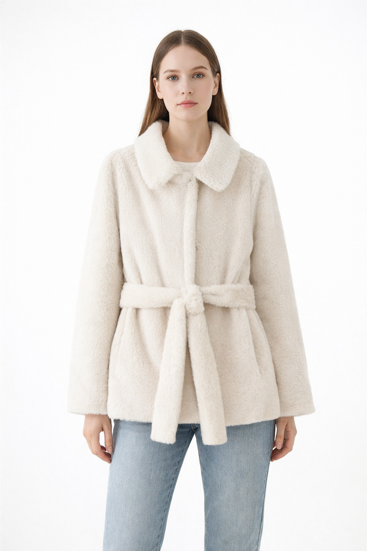 Manteau court en fourrure avec ceinture aux lignes douces - Karolina