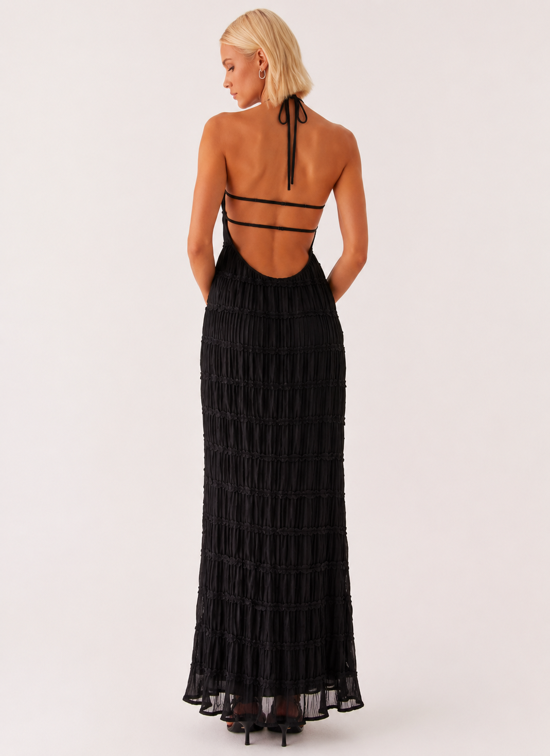 Robe longue d'été plissée avec un élégant col licou - Tilda