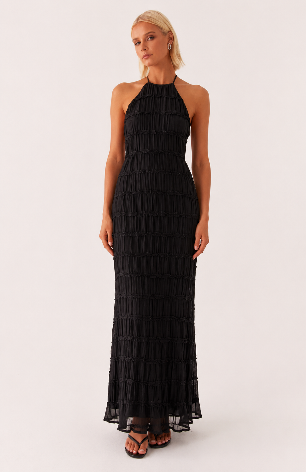 Robe longue d'été plissée avec un élégant col licou - Tilda