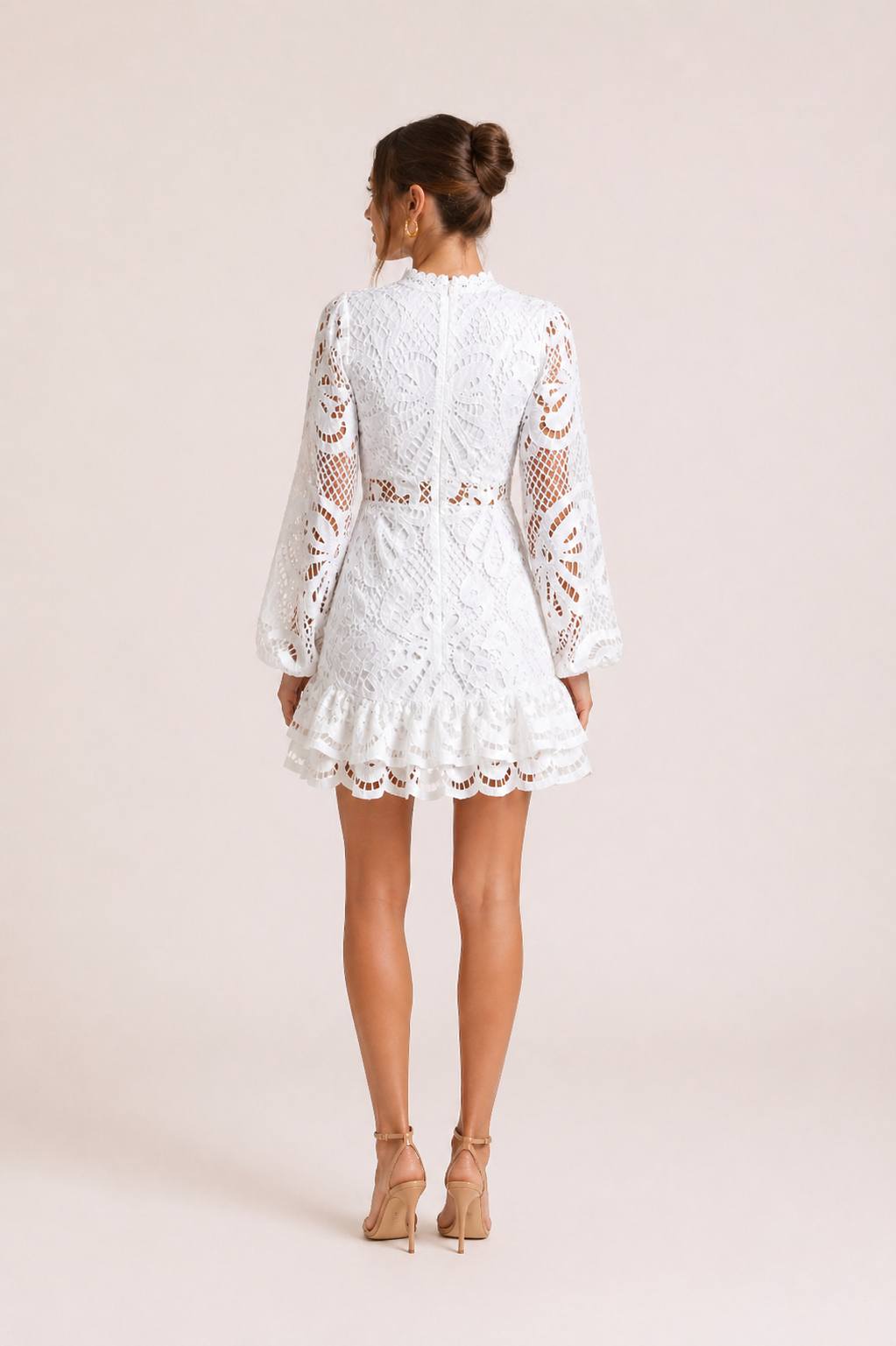Robe courte et élégante en dentelle à manches longues - Peonni