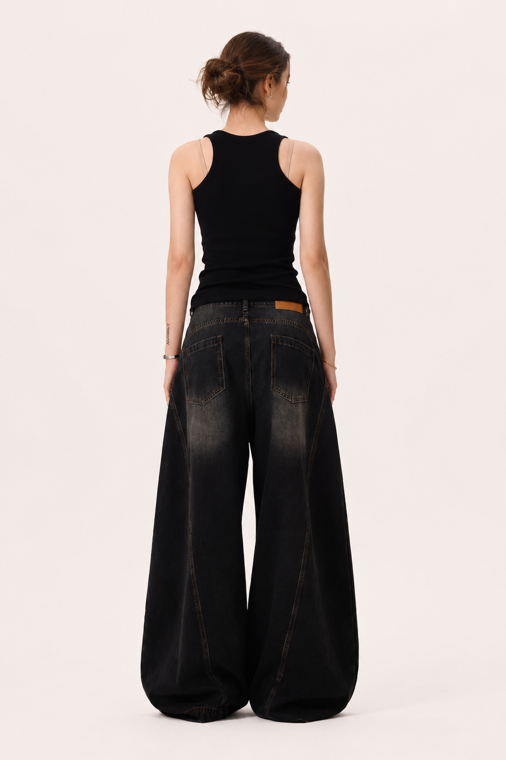 Jean baggy pour femme à jambes très larges, avec des coutures arrondies et un effet délavé usé - Liesel