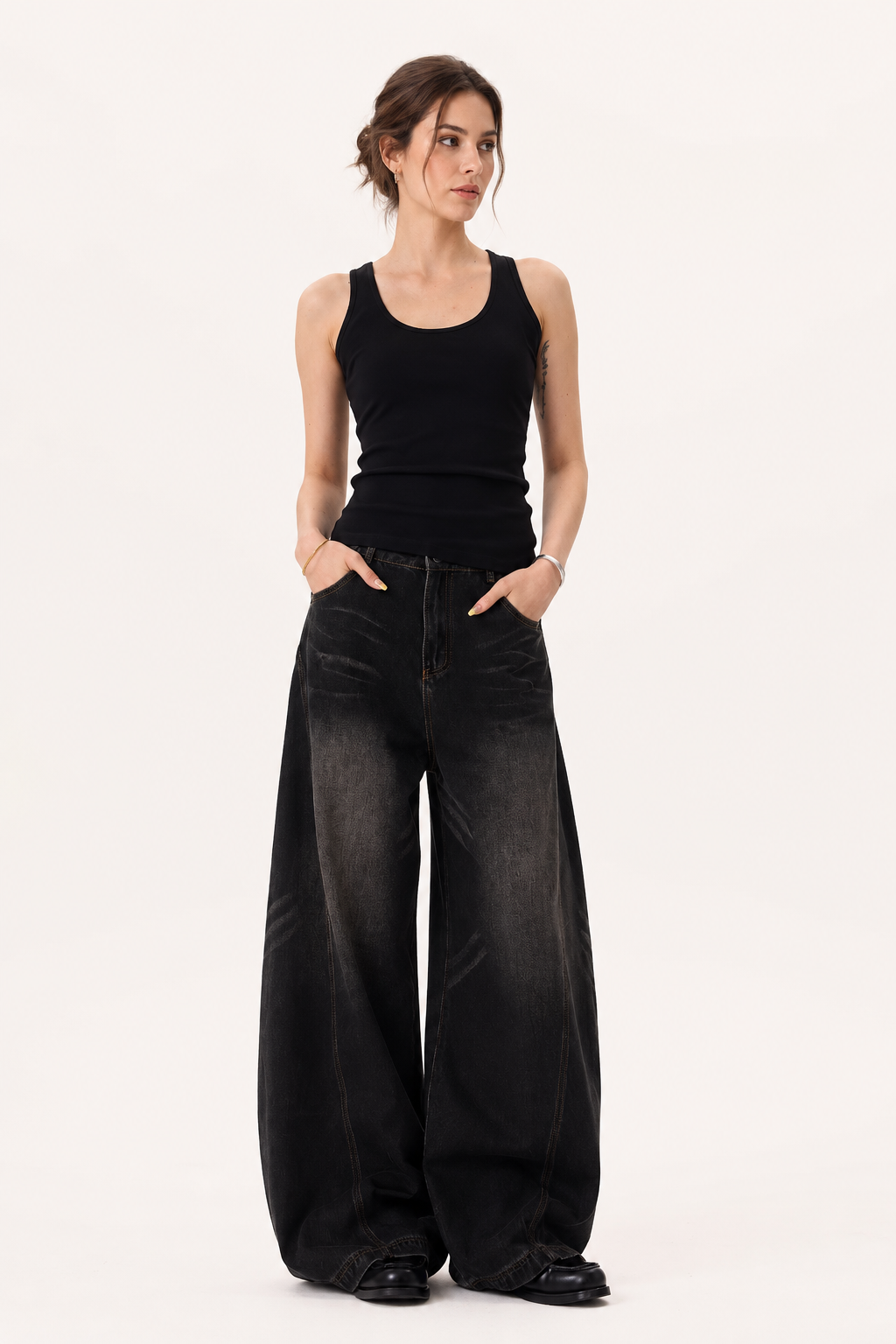 Jean baggy pour femme à jambes très larges, avec des coutures arrondies et un effet délavé usé - Liesel
