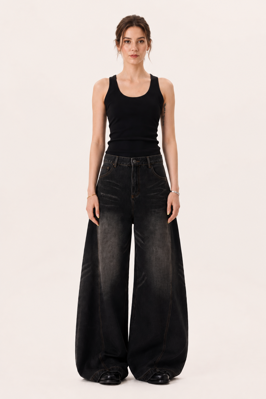 Jean baggy pour femme à jambes très larges, avec des coutures arrondies et un effet délavé usé - Liesel