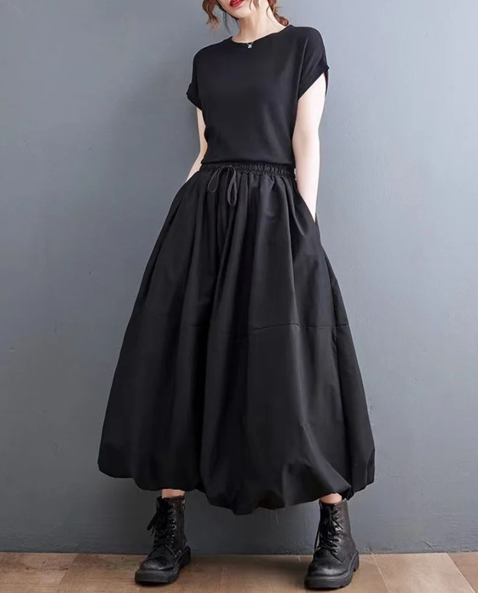 Jupe ballon noire unie au design volumineux et moderne, parfaite pour un look tendance et polyvalent