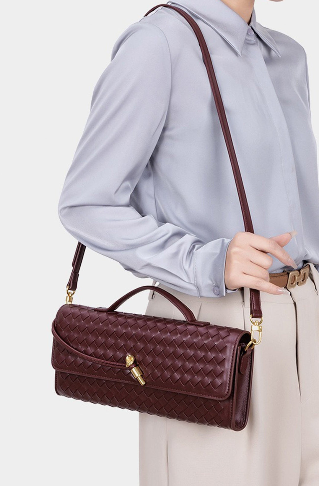 Sac baguette pour femme avec texture tissée et bandoulière réglable