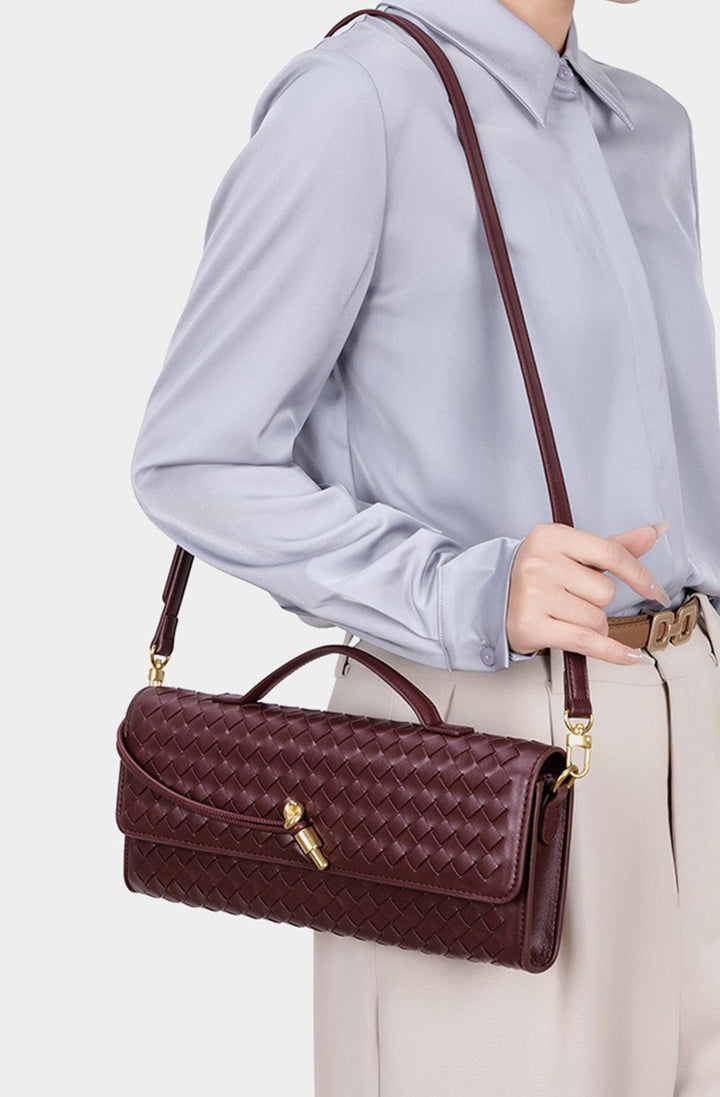 Sac baguette pour femme avec texture tissée et bandoulière réglable