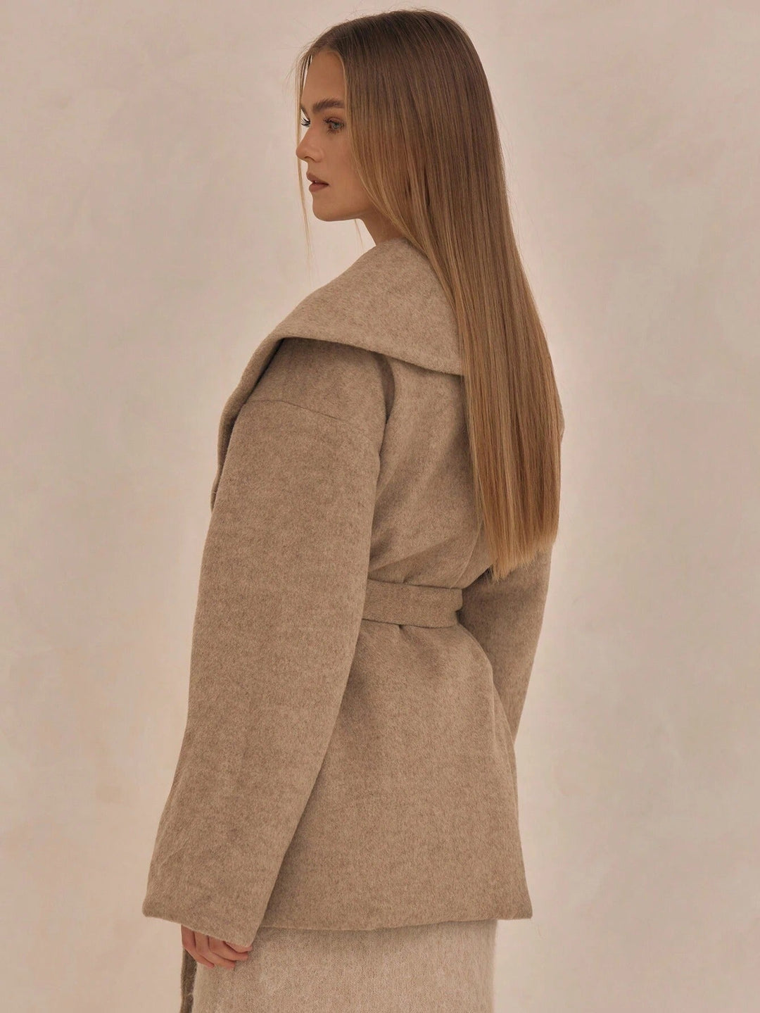 Élégant manteau ceinturé mi-long à col large - Liz