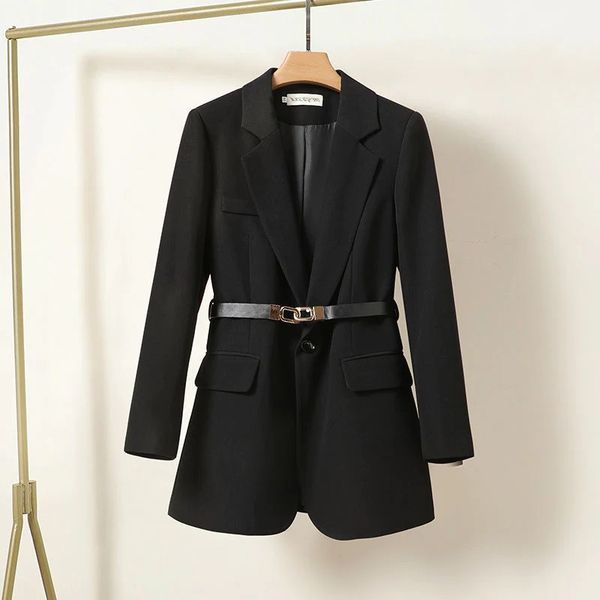 Blazer cintré pour femme avec une ceinture classique et élégante - Mila