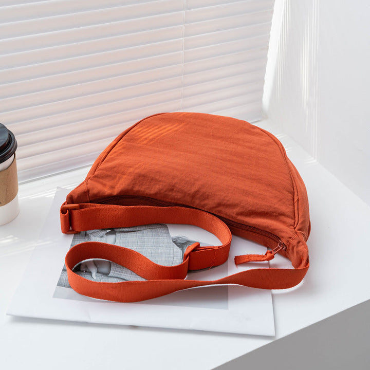 Sac à bandoulière pour femme en nylon, en forme de demi-lune, avec bandoulière réglable - Vianne