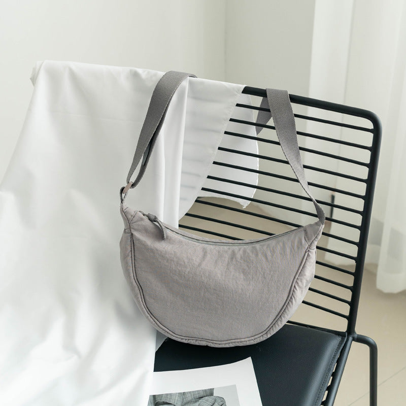 Sac à bandoulière pour femme en nylon, en forme de demi-lune, avec bandoulière réglable - Vianne