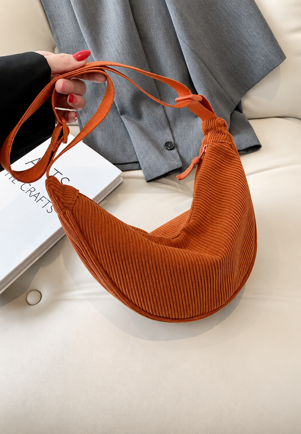 Sac à bandoulière pour femme en forme de demi-lune, texture nervurée - Violette