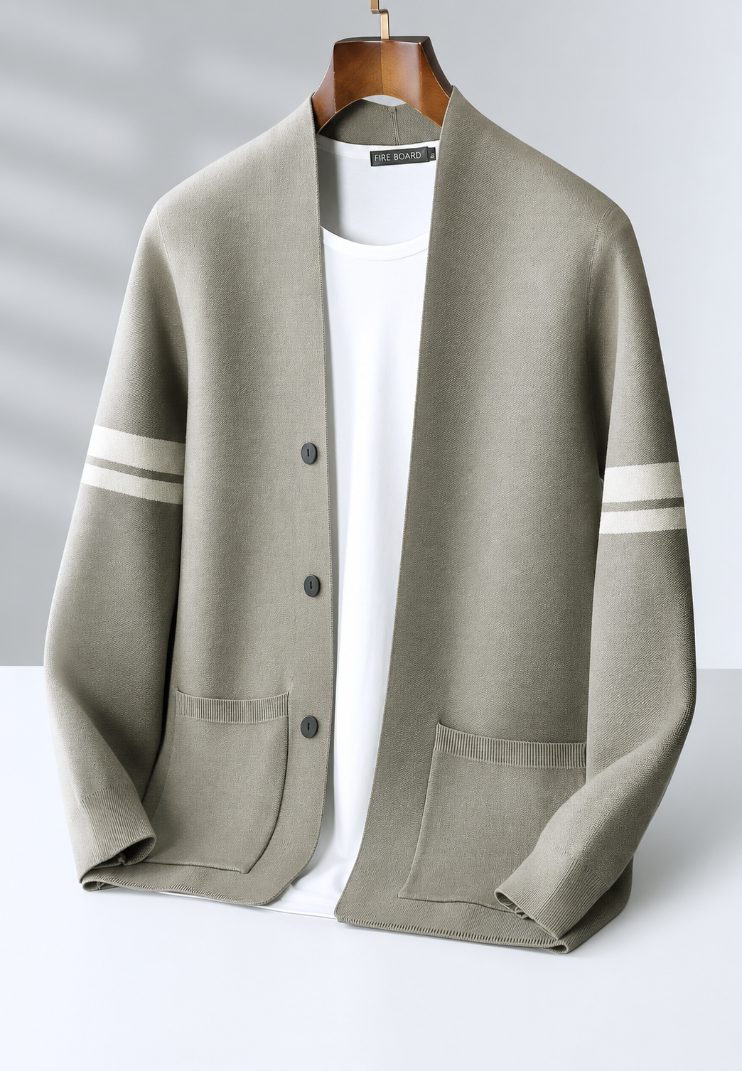 Cardigan homme à col en V, rayures sur les manches et boutons - Lennart
