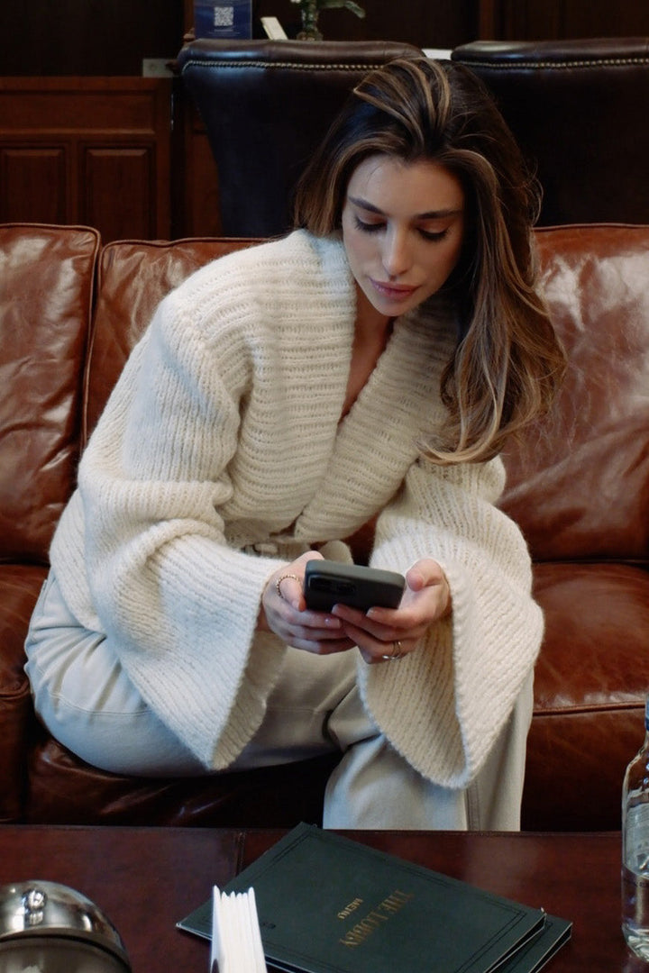 Cardigan femme en maille ajourée à manches larges et bouton unique - Ophélie