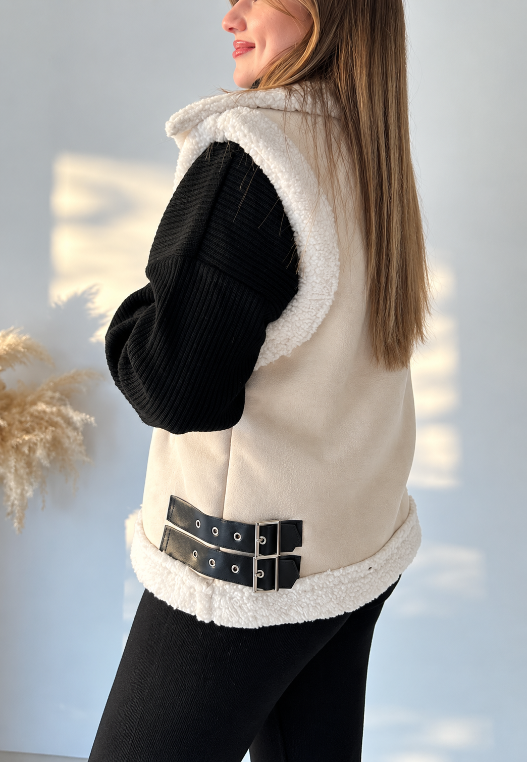 Gilet effet daim, col effet fourrure, boucles sur les côtés - Lisette