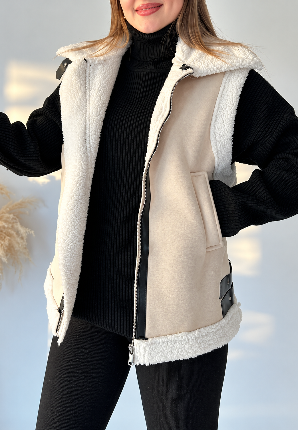 Gilet effet daim, col effet fourrure, boucles sur les côtés - Lisette