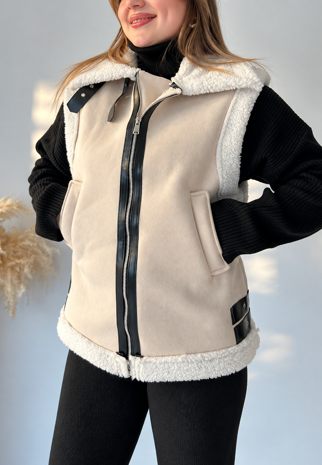Gilet effet daim, col effet fourrure, boucles sur les côtés - Lisette