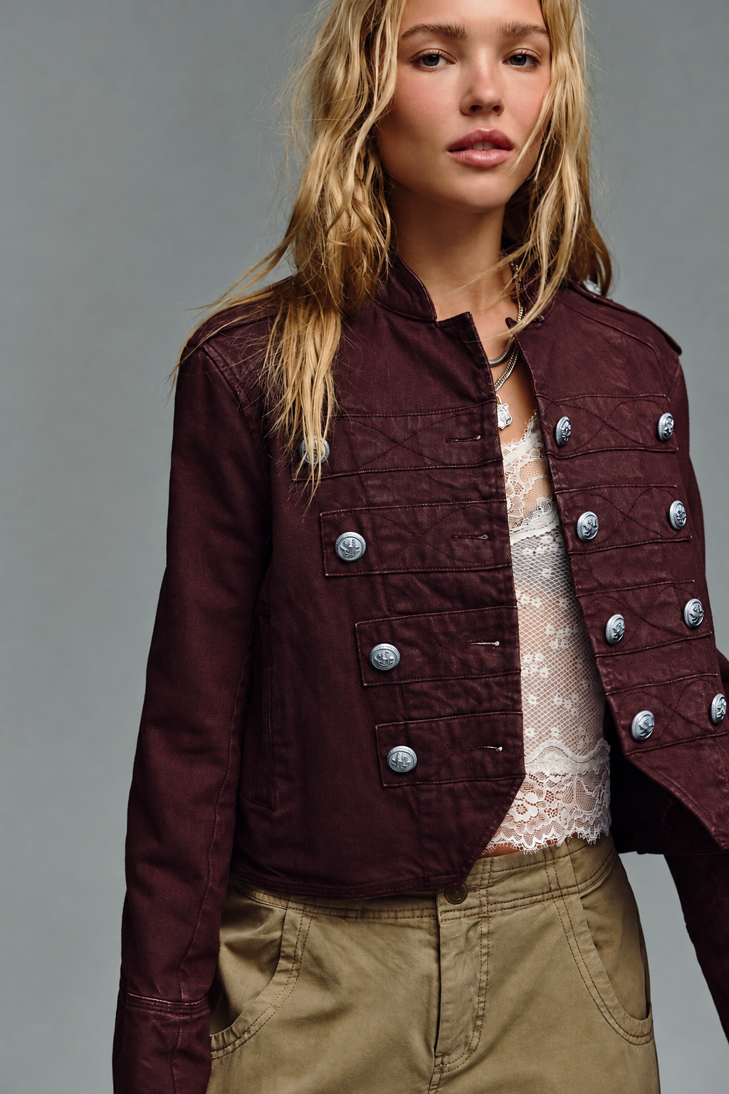 Veste femme courte à col mao et boutons décoratifs - Arlet