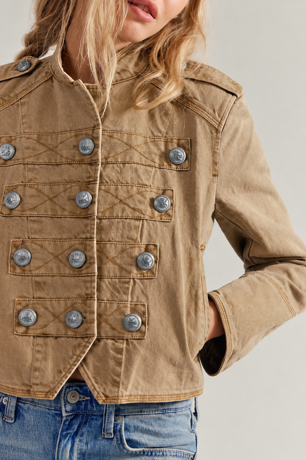 Veste femme courte à col mao et boutons décoratifs - Arlet