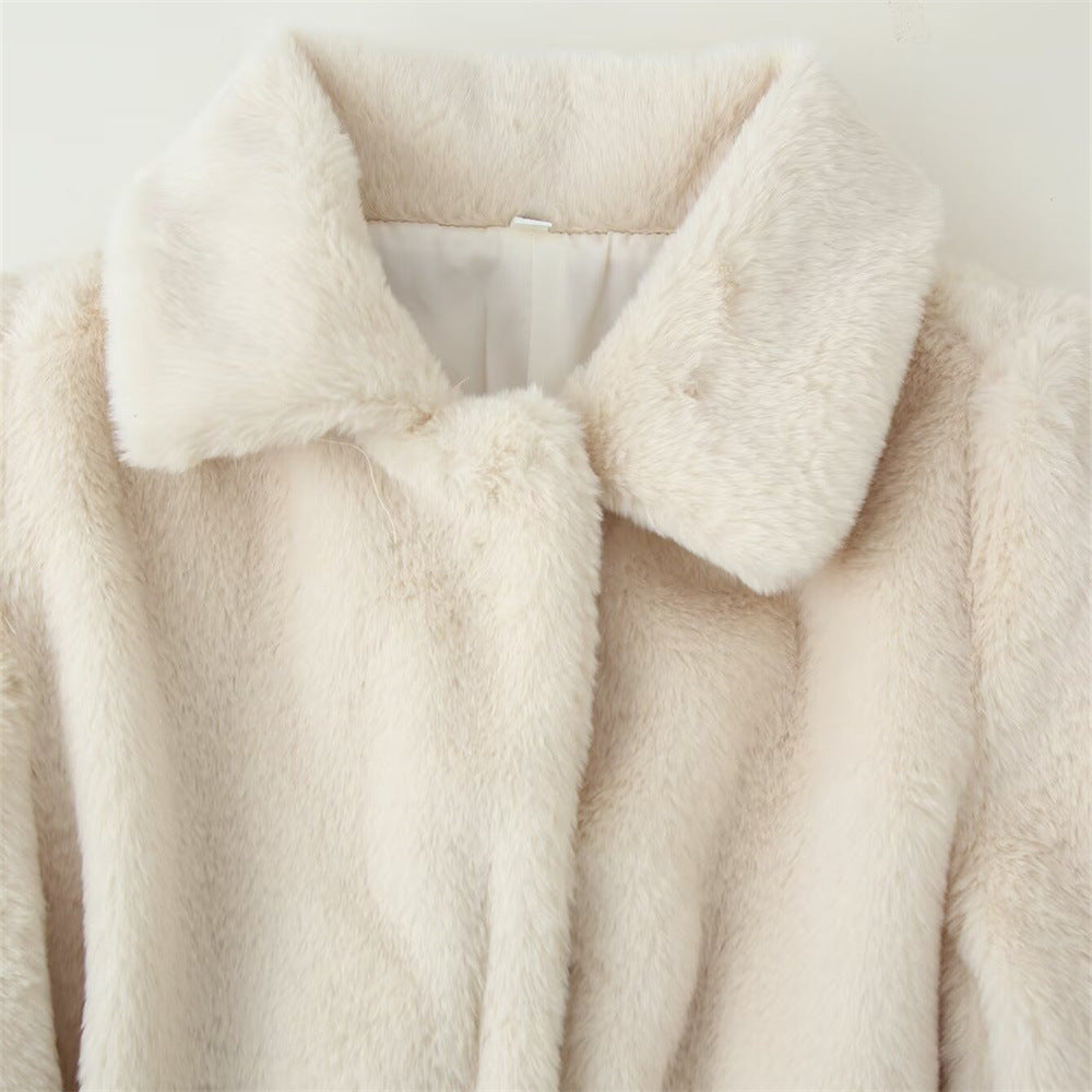 Manteau court en fourrure avec ceinture aux lignes douces - Karolina