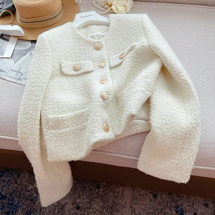Veste courte pour femme en tissu bouclé avec design classique et boutons bijoux - Noelle