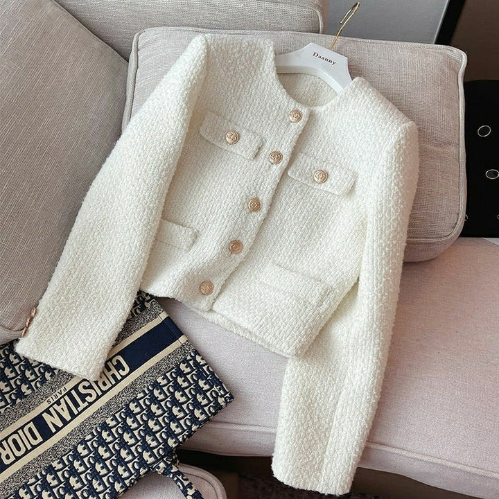 Veste courte pour femme en tissu bouclé avec design classique et boutons bijoux - Noelle