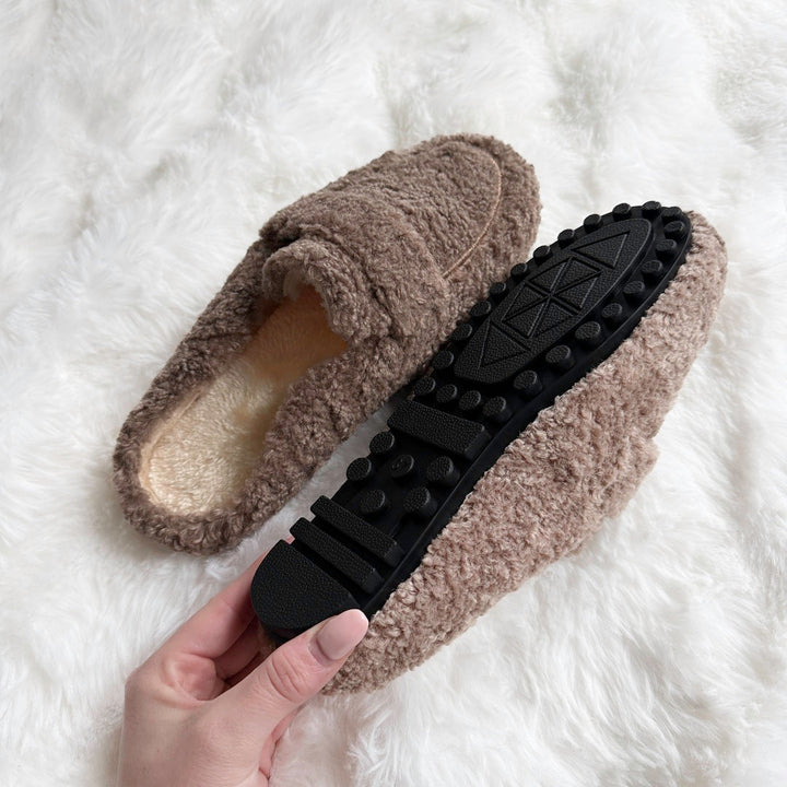 Chaussons en peluche pour femmes avec finition enveloppante - Ylva