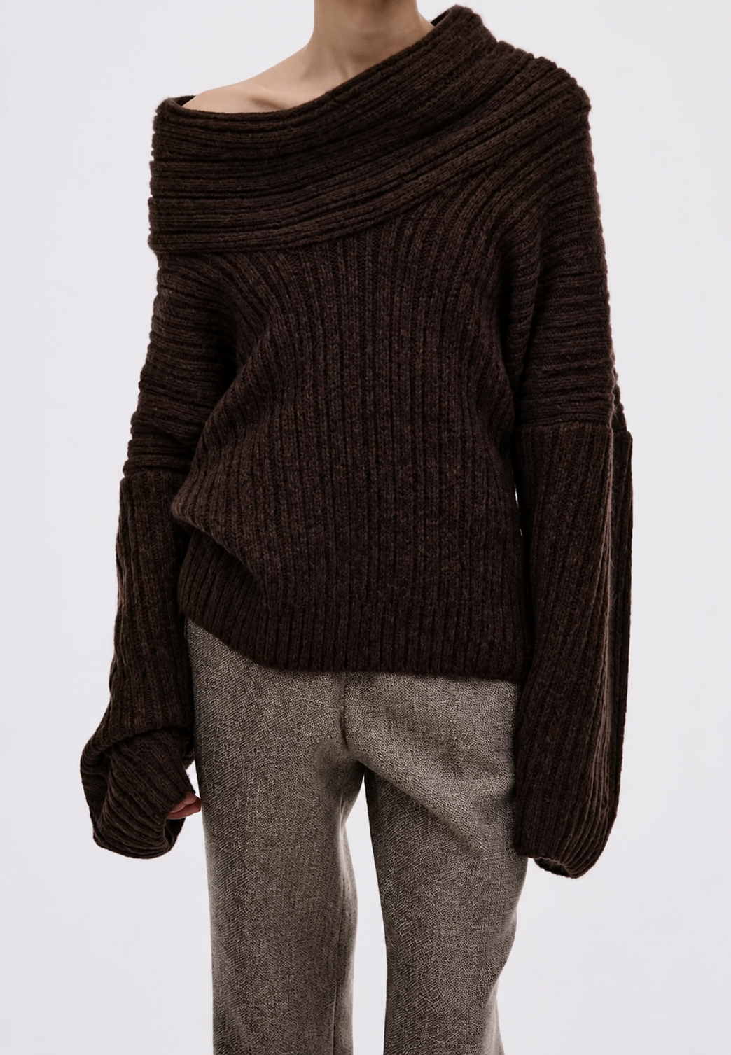 Pull femme à encolure asymétrique et épaule dénudée - Séverine
