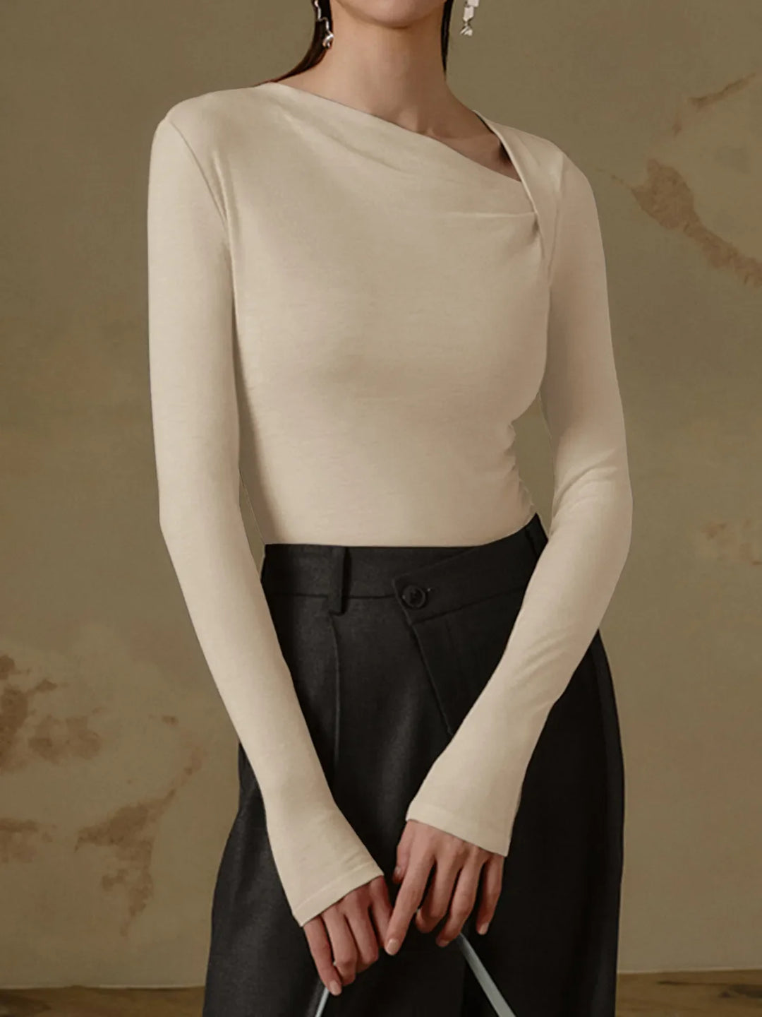 Haut femme à manches longues, encolure asymétrique, coupe ajustée - Marit