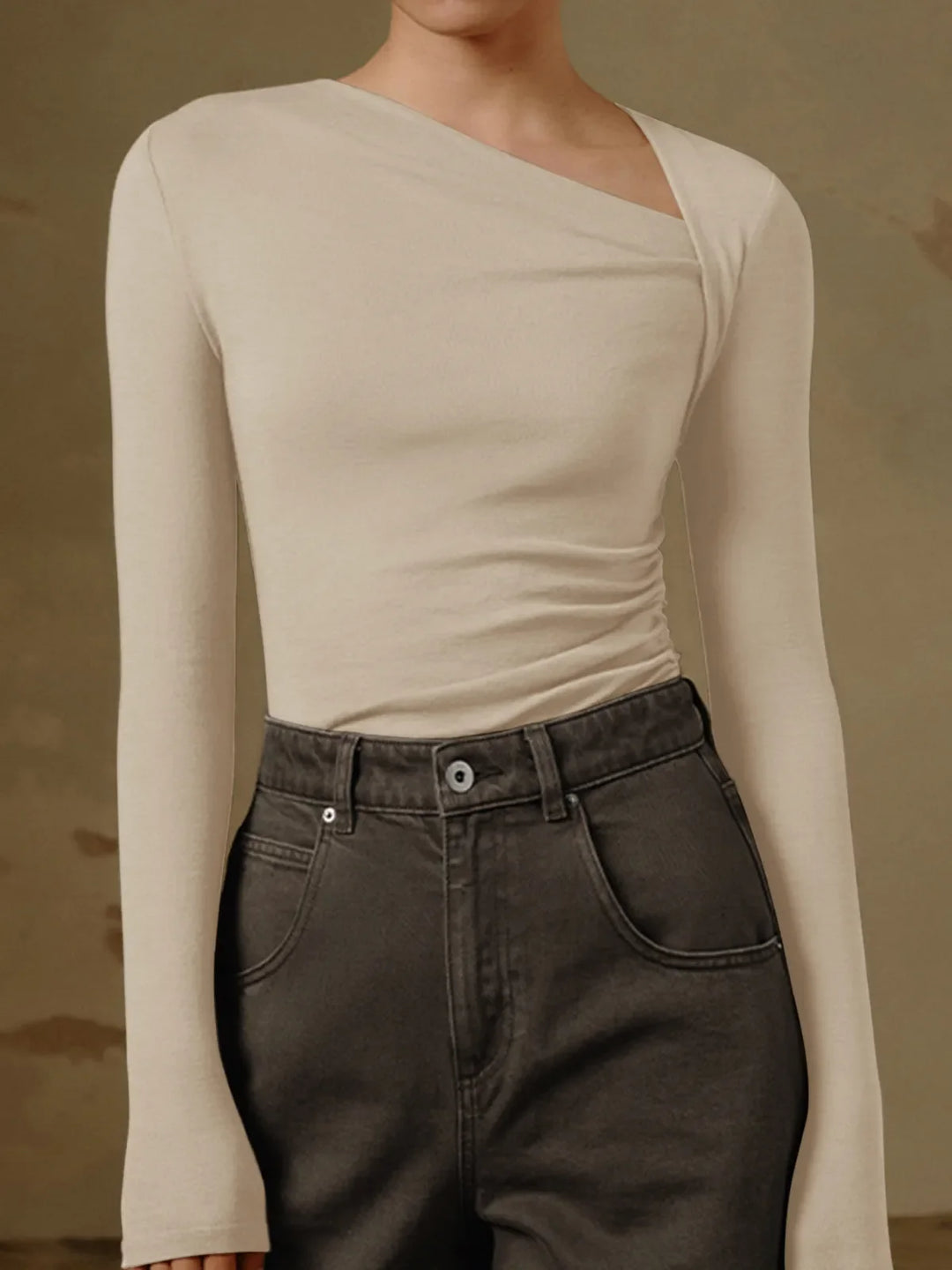 Haut femme à manches longues, encolure asymétrique, coupe ajustée - Marit